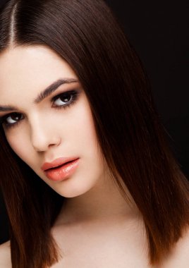 Güzellik portre model parlak Kahverengi saç modeli ile