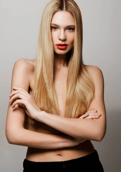 Belleza modelo glamour con peinado rubio brillante — Foto de Stock