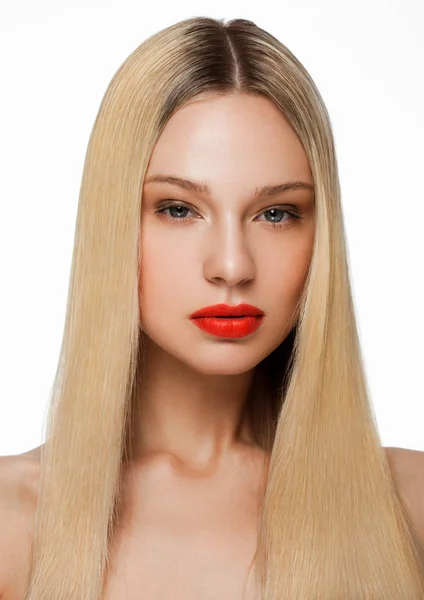 Краса портретна модель з блискучою блондинкою зачіскою — стокове фото