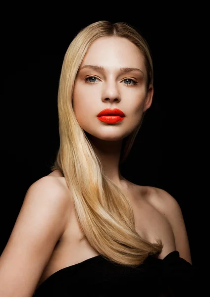 Краса портретна модель з блискучою блондинкою зачіскою — стокове фото