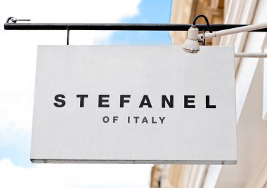 Londra, İngiltere - 02 Haziran 2017: Stefanel logo görüntü moda outlet mağazası Londra.