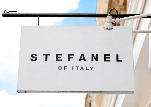 Лондон, Великобританія - 02 червня 2017: Stefanel логотип дисплей моди магазин в Лондоні. — стокове фото