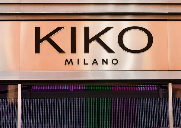 LONDON, Reino Unido - JUNHO 02, 2017: Uma exibição de tomada KIKO em Londres. Fundada em 1997 por Antonio Percassi, a KIKO Milano é uma marca italiana de produtos cosméticos, maquiagem e cuidados com a pele. . — Fotografia de Stock