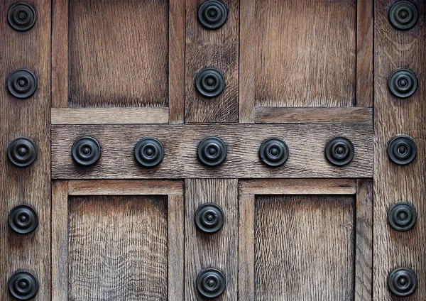 Puerta de madera vieja con cerradura de acero y decoración —  Fotos de Stock