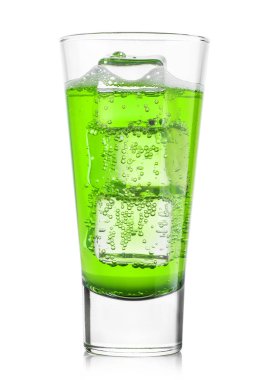 Cam buz küpleri ile narenciye yeşil limonata