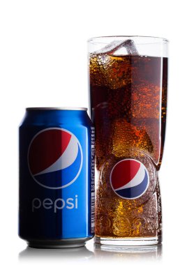 Londra, İngiltere - 9 Haziran 2017: Alüminyum kutu ve buz küpleri ile bardak Pepsi Cola meşrubat beyaz. Amerikan çokuluslu gıda ve içecek şirketi