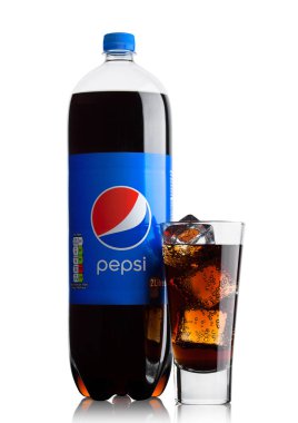 Londra, İngiltere - 9 Haziran 2017: Şişe ve bardak buz küpleri ile Pepsi Cola meşrubat beyaz. Amerikan çokuluslu gıda ve içecek şirketi