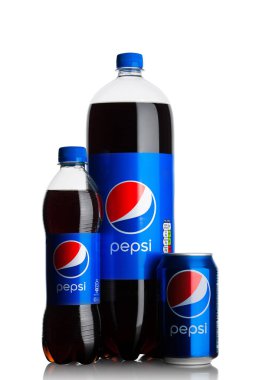 Londra, İngiltere - 9 Haziran 2017: Şişe ve bardak buz küpleri ile Pepsi Cola meşrubat beyaz. Amerikan çokuluslu gıda ve içecek şirketi