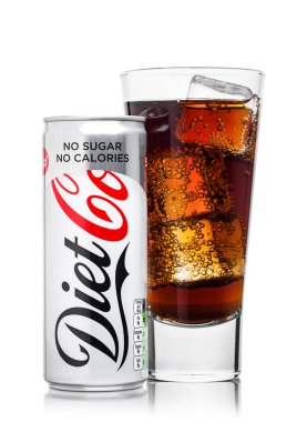 Londra, İngiltere - 9 Haziran 2017: Alüminyum kutu ve üzerinde beyaz diyet kola meşrubat bardak. Coca-Cola şirketi, bir Amerikan çokuluslu içecek corporation.