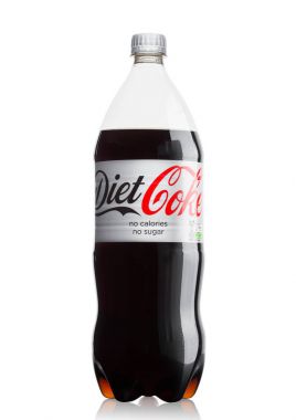 Londra, İngiltere - 9 Haziran 2017: Beyaz şişe diyet kola meşrubat. Coca-Cola şirketi, bir Amerikan çokuluslu içecek corporation.