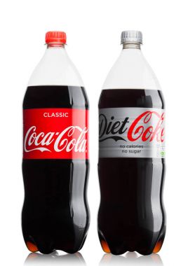 Londra, İngiltere - 9 Haziran 2017: Şişeleri Coca cola meşrubat beyaz. Coca-Cola şirketi, bir Amerikan çokuluslu içecek corporation.
