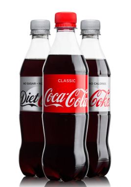 Londra, İngiltere - 9 Haziran 2017: Şişeleri Coca cola meşrubat beyaz. Coca-Cola şirketi, bir Amerikan çokuluslu içecek corporation.