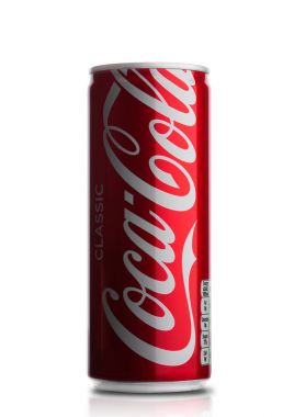 Londra, İngiltere - 9 Haziran 2017: Alüminyum Coca cola meşrubat beyaz olabilir. Coca-Cola şirketi, bir Amerikan çokuluslu içecek corporation.
