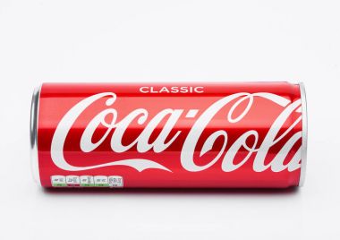 Londra, İngiltere - 9 Haziran 2017: Alüminyum Coca cola meşrubat beyaz olabilir. Coca-Cola şirketi, bir Amerikan çokuluslu içecek corporation.