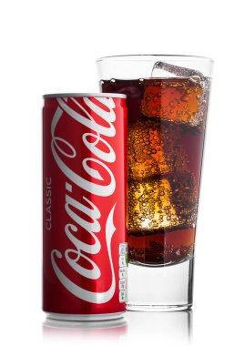 Londra, İngiltere - 9 Haziran 2017: Alüminyum kutu cam ile Coca cola meşrubat beyaz olabilir. Coca-Cola şirketi, bir Amerikan çokuluslu içecek corporation.