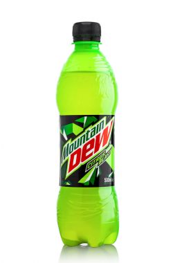 Londra, İngiltere - 9 Haziran 2017: Mountain Dew şişe içki üzerine beyaz izole buz üzerinde. Mountain Dew narenciye aromalı alkolsüz içecek Pepsico tarafından üretilen