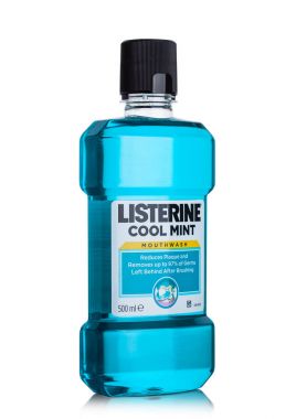 Londra, İngiltere - 9 Haziran 2017: Listerine gargara konteyner beyaz. Listerine antiseptik ağız çalkalama ürünü bir markasıdır..