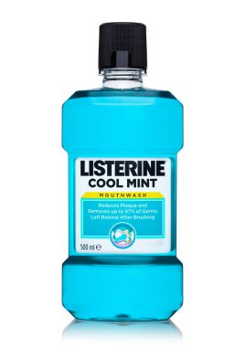 Londra, İngiltere - 9 Haziran 2017: Listerine gargara konteyner beyaz. Listerine antiseptik ağız çalkalama ürünü bir markasıdır..