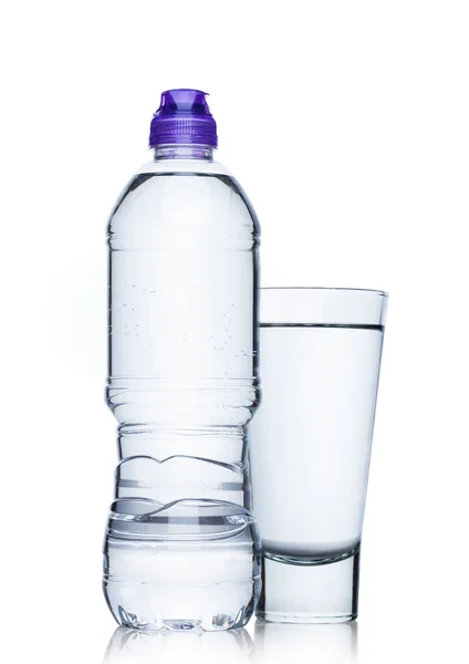 Flasche und Glas noch gesundes Mineralwasser — Stockfoto