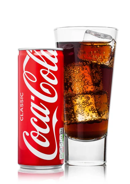 ロンドン、イギリス - 2017 年 6 月 9 日: ガラスとアルミ缶は白地のコカ ・ コーラ ・ ソフトド リンクのことができます。コカ ・ コーラ社、アメリカの多国籍飲料株式会社. — ストック写真