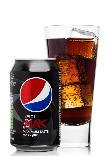 London, Verenigd Koninkrijk - 9 juni, 2017: Aluminium blikje en glas met ijsblokjes de frisdrank Pepsi Cola Max op witte achtergrond. Amerikaanse multinationale onderneming voor eet- en drinkgelegenheden — Stockfoto