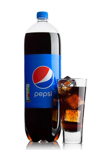 ЛОНДОН, Великобритания - 9 июня 2017 года: Бутылка и стакан со льдом кубиками безалкогольного напитка Pepsi Cola на белом. — стоковое фото