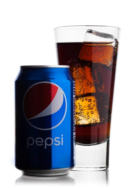 London, Verenigd Koninkrijk - 9 juni, 2017: Aluminium blikje en glas met ijsblokjes de frisdrank Pepsi Cola op wit. Amerikaanse multinationale onderneming voor eet- en drinkgelegenheden — Stockfoto