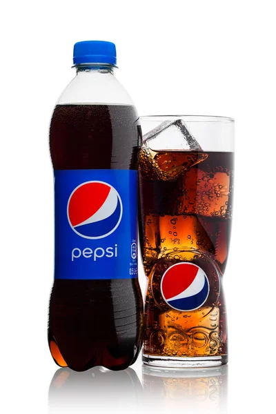 Londra, İngiltere - 9 Haziran 2017: Şişe ve bardak buz küpleri ile Pepsi Cola meşrubat beyaz. Amerikan çokuluslu gıda ve içecek şirketi