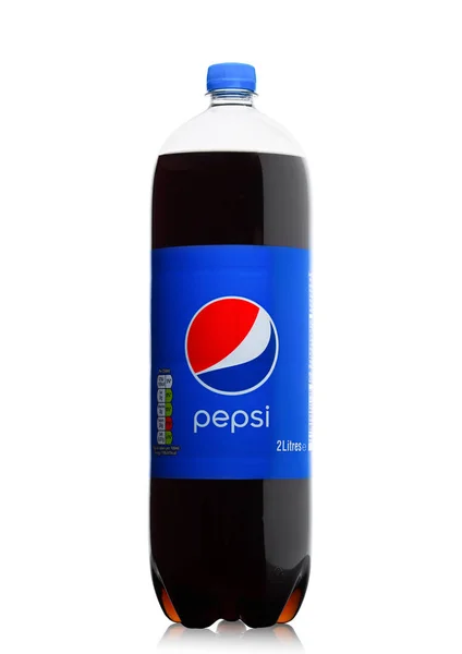 LONDRES, Reino Unido - 9 de junio de 2017: Botella de refresco Pepsi Cola en blanco.Empresa multinacional estadounidense de alimentos y bebidas —  Fotos de Stock