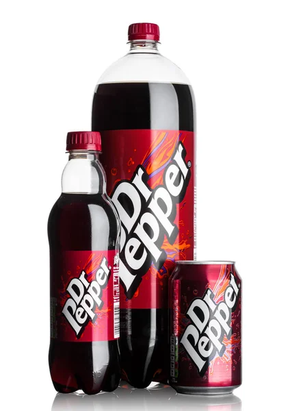 LONDON, UK - JUNE 9, 2017: Bottles and can of Dr.Pepper soda drink on white.Created in the 1880s by Charles Alderton in Waco, Texas, USA — Stock Photo, Image