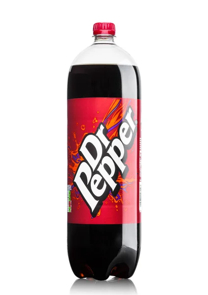 London, Storbritannien - 9 juni 2017: Flaska av Dr.Pepper soda dricka på vitt. Skapad på 1880-talet av Charles Alderton i Waco, Texas, Usa — Stockfoto