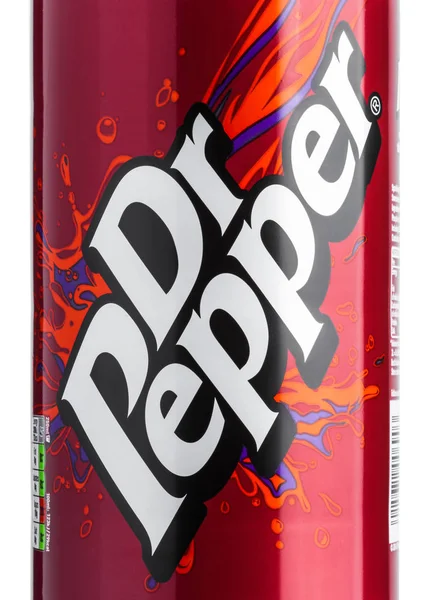 London, Storbritannien - 9 juni 2017: Flaskans etikett av Dr.Pepper soda dricka på vitt. Skapad på 1880-talet av Charles Alderton i Waco, Texas, Usa — Stockfoto