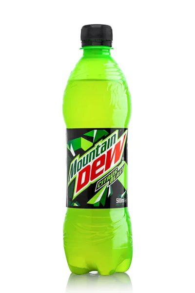London, Storbritannien - 9 juni 2017: Flaska av Mountain Dew drink på isen isolerade på vitt. Mountain Dew citrus-smaksatt läsk produceras av Pepsico — Stockfoto