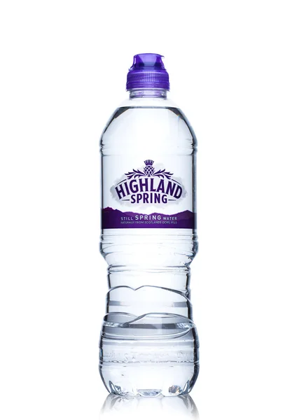 London, Großbritannien - 9. Juni 2017: Flasche Highland Spring stilles Mineralwasser auf weiß. — Stockfoto