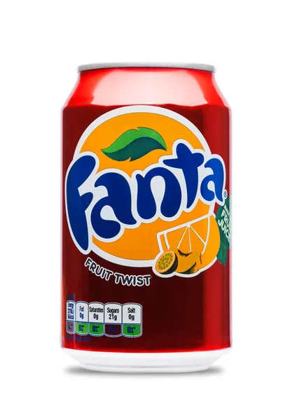 LONDRES, Reino Unido - 9 DE JUNIO DE 2017: Lata de aluminio de la bebida de soda Fanta twist en blanco.Producida por Coca-Cola Company . —  Fotos de Stock