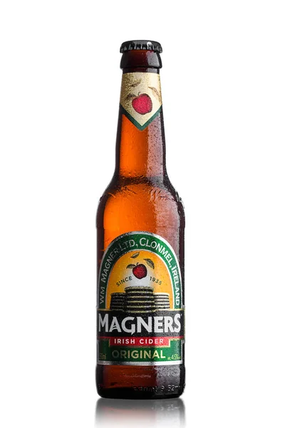 Лондон, Великобританія - 9 червня 2017: Пляшка з Magners оригінальні ірландський сидр на білому. — стокове фото