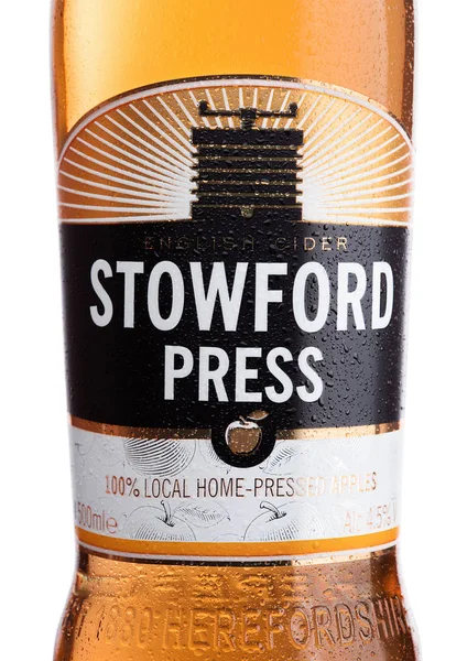 Лондон, Сполучене Королівство - 22 червня 2017: Пробки для пляшок з label Stowford прес westons сидру на білому. — стокове фото
