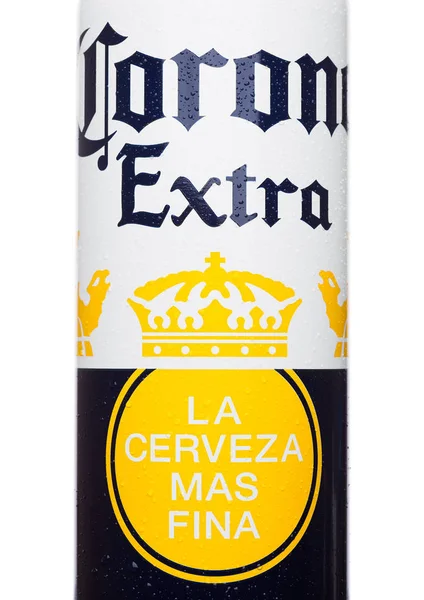 London, Storbritannien - 22 juni 2017: Aluminium flaska av Corona Extra öl på vitt. Mest populära importerat öl i USA. — Stockfoto