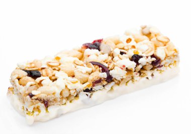 Patlamış mısır protein tahıl enerji bar ile kızılcık