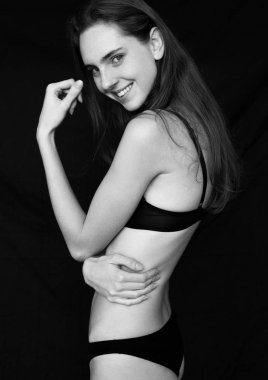 Siyah fantezi iç çamaşırı giyen güzel moda kız