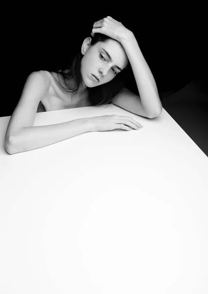 Bella ragazza con le mani eleganti sul cubo bianco — Foto Stock