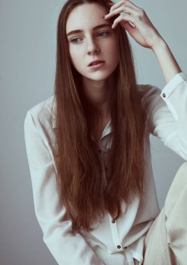 Genç güzel manken ile modeli test