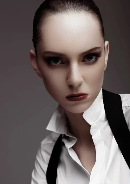 Modelo de moda retrato con camisa blanca —  Fotos de Stock