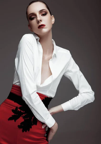Μόδα μοντέλο φοράει κόκκινο παντελόνι και λευκό πουκάμισο — Φωτογραφία Αρχείου
