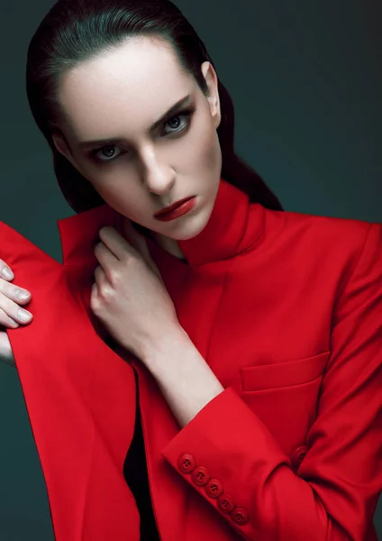 A nedves hajat visel piros hosszú kabát divat modell — Stock Fotó