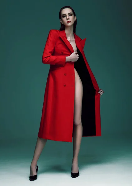 时装模特穿件红色的长大衣的湿头发 — 图库照片
