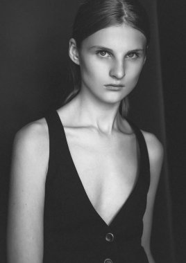 Genç güzel manken ile modeli test