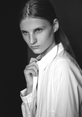 Genç güzel manken ile modeli test