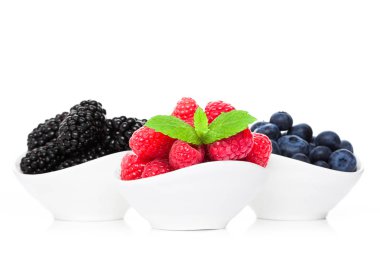 Taze yabanmersini Ahududu ve böğürtlen kase