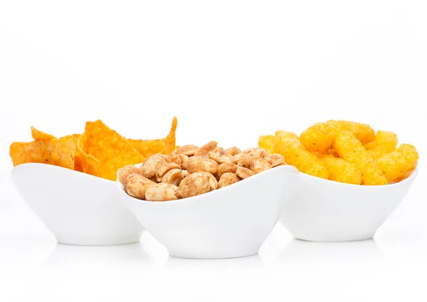 Snacks de maíz con queso y nachos con cacahuetes salados —  Fotos de Stock